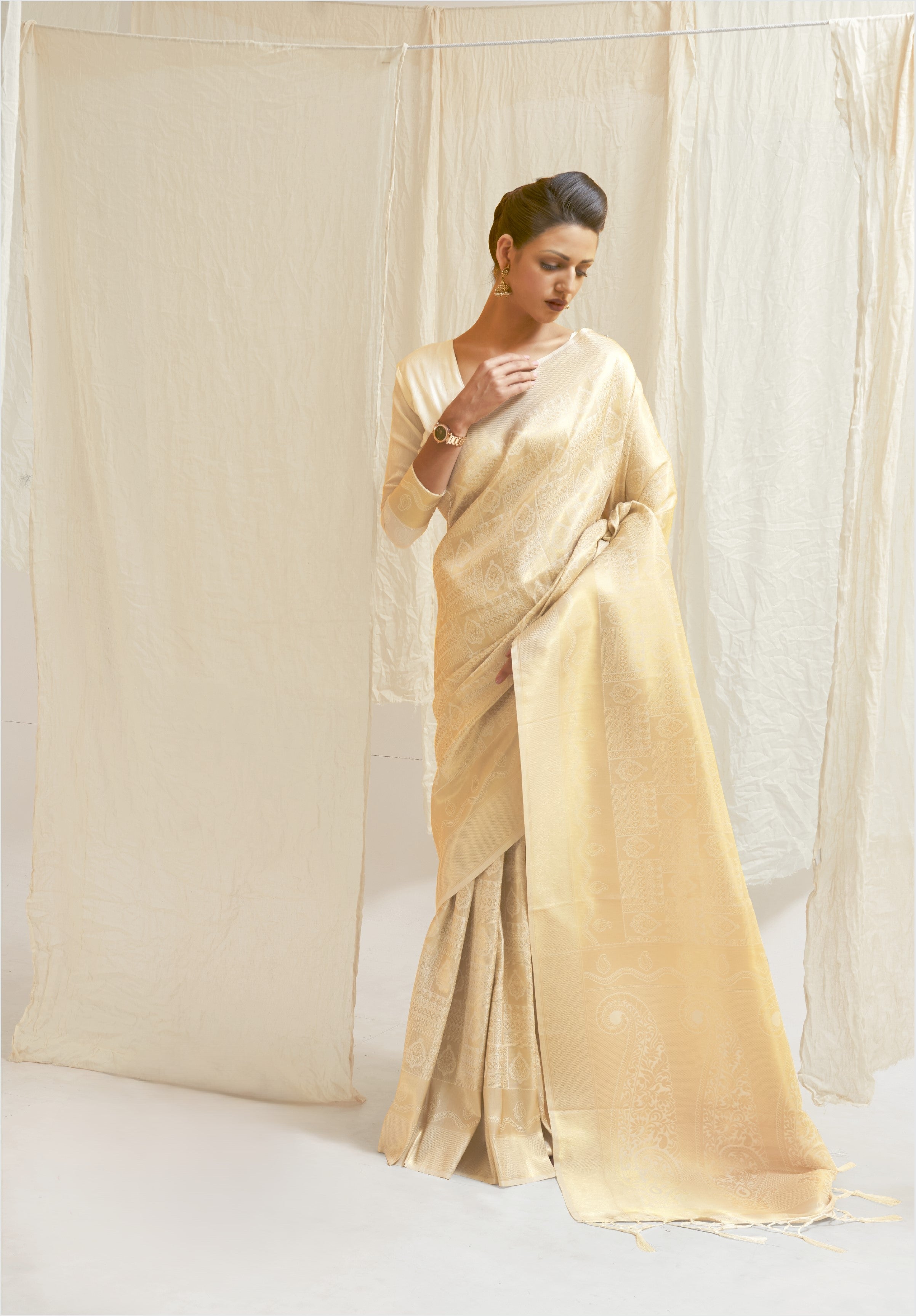 Kumbhi Off White Silk Ready To Wear Pocket saree