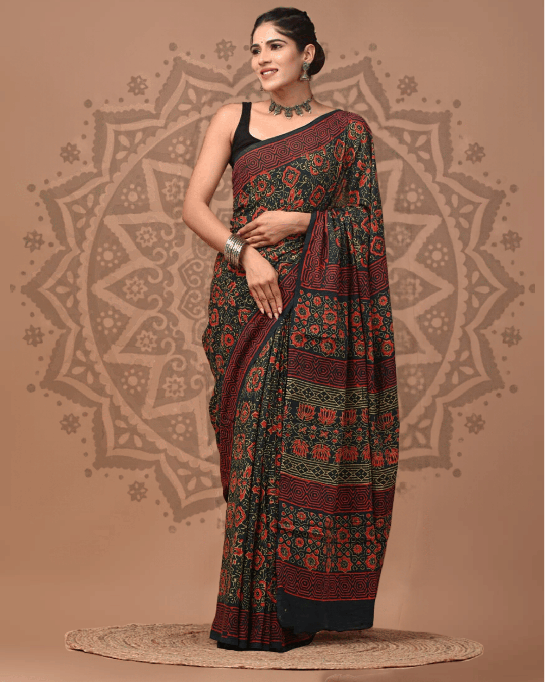 Front shot of thr Folkline Mul Cotton Ready-to-Wear Pocket Saree
