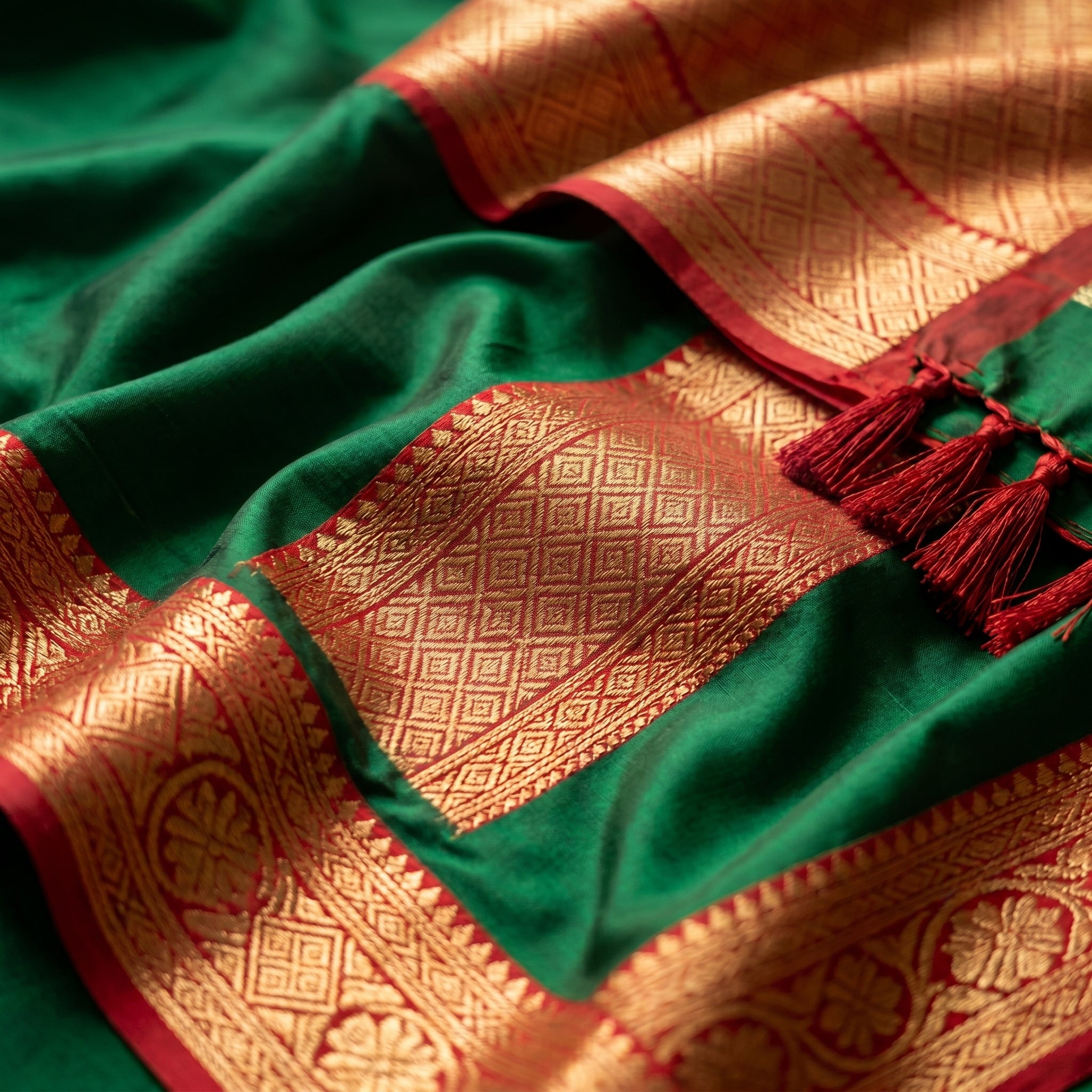 Dual Gleam Ready To Wear Pocket Saree