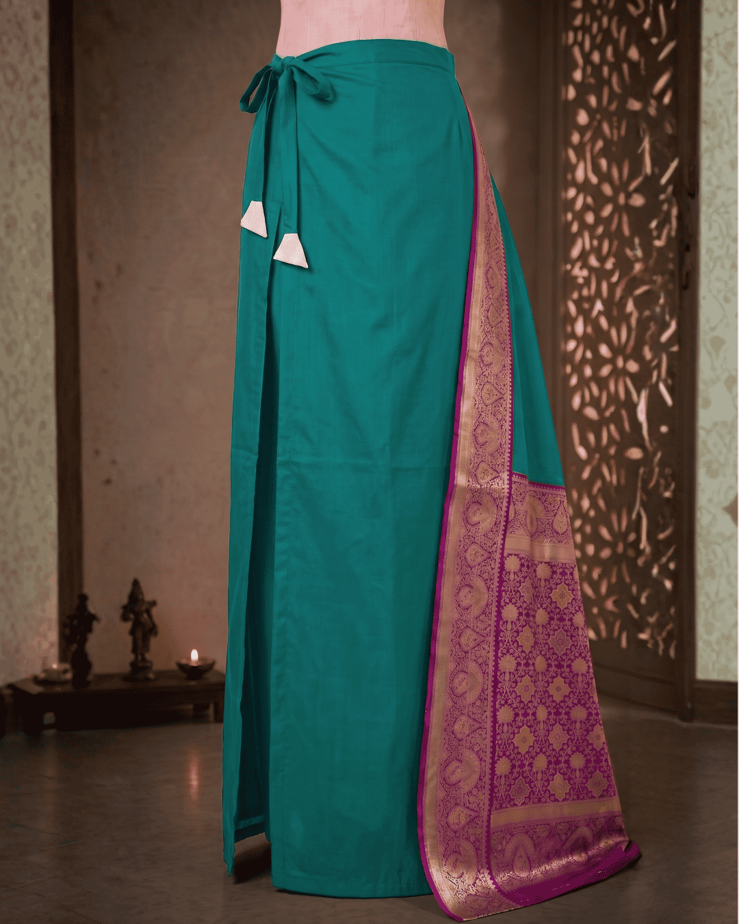 Attached lining in the soft silk teal green and magenta pre-draped saree with pocket